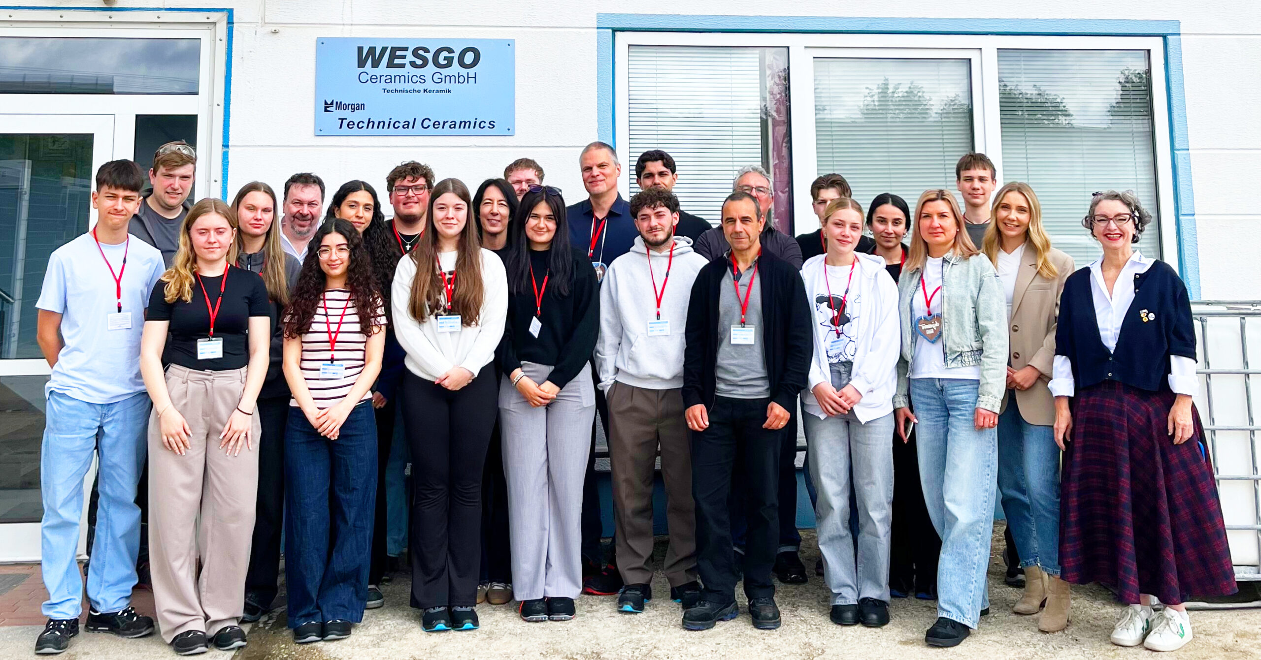 Auszubildende und Lehrkräfte der Klasse WIK10A zusammen mit Mitarbeitenden der Wesgo Ceramics GmbH 